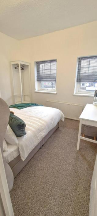 Entire 2 Bed Flat On 3Rd Floor Near City Centre & Stadium Cardiff Exterior photo